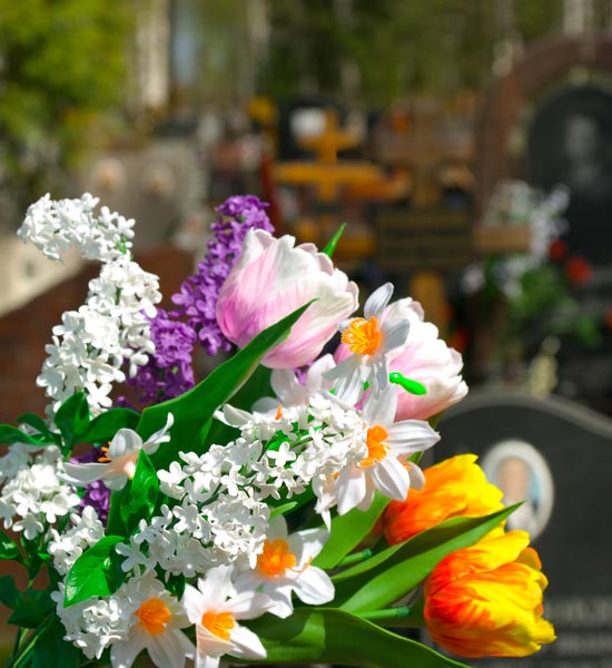 Grabpflege bei Gärtnerei Trögl - Ihr Gärtnerei für Pflanzen und Blumen in Ingolstadt